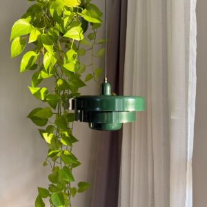 Metalowa lampa wisząca w kolorze butelkowa zieleń